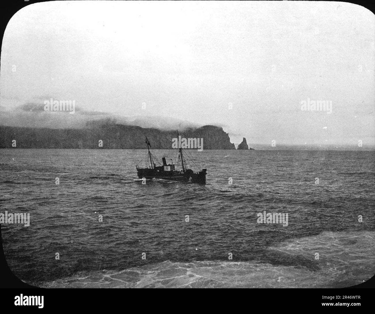 UN vaixell de Pesca davant de l'illa Bjornoya Stockfoto