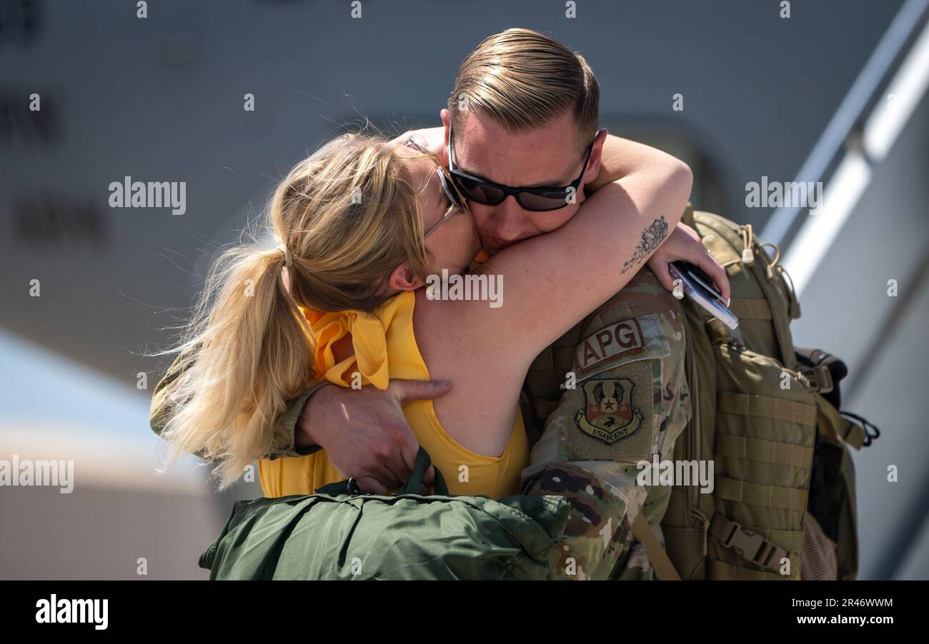 EIN US-AMERIKANISCHER Air Force Airman, dem 6. Air Tanken Flügel zugewiesen, trifft ihre Familie auf der Fluglinie am MacDill Air Force Base, Florida, 6. April 2023. Der Airman war gerade von einem Einsatz in den USA zurückgekehrt Verantwortungsbereich des Zentralkommandos. Der 6. ARW dankt all ihren Mitgliedern und ihren Familien für die Opfer, die sie während ihrer gesamten militärischen Karriere gebracht haben. Die Unterstützung militärischer Familien dient als Rückgrat für die Fähigkeit des 6. ARW, Hoffnung zu schaffen und die Letalität zu projizieren, jederzeit und überall. Stockfoto