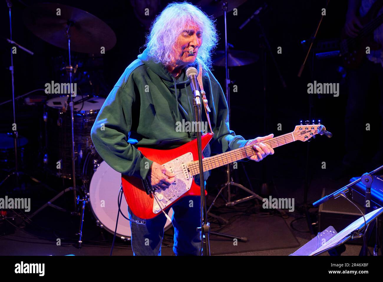 Der legendäre Country-Rock-Gitarrist Albert Lee tritt am 2023. Mai im Acapela Studio in Pentyrch, Cardiff, auf Stockfoto