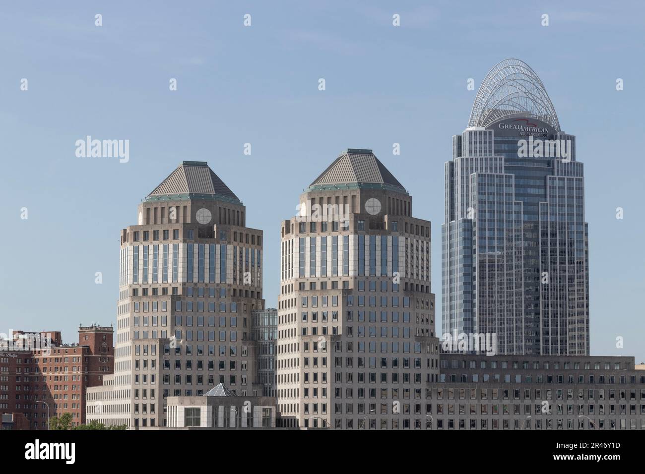 Cincinnati - circa Mai 2023: Cincinnati Downtown Skyline Wahrzeichen des Great American Tower und der Procter & Gamble Towers. Stockfoto