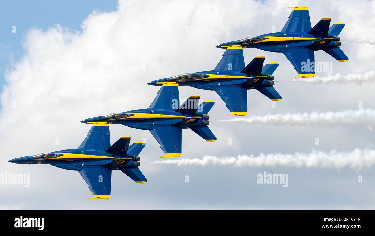 Die militärischen Kampfjets fliegen durch einen blauen Himmel. Stockfoto