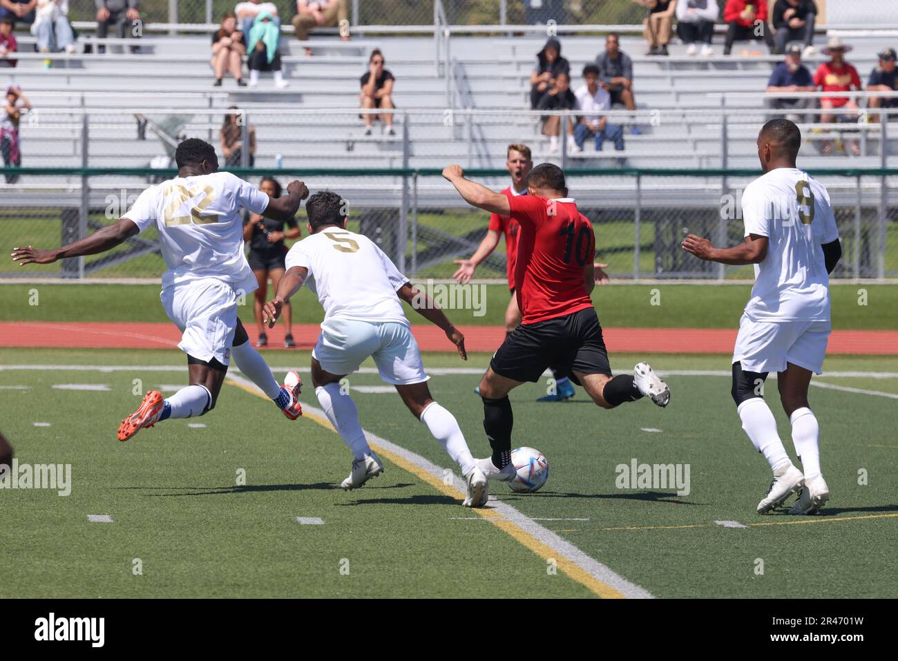 EIN US-AMERIKANISCHER Marine with the Marine Corps Fußball-Team schießt den Ball während eines Spiels mit dem Navy Fußball-Team bei der Armed Forces Männer Fußball-Meisterschaft 2023 im Paige Field House im Marine Corps Base Camp Pendleton, Kalifornien, 9. April 2023. Die Meisterschaft findet vom 5. Bis 11. April im Camp Pendleton statt. Stockfoto