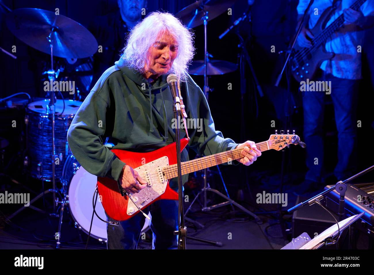 Der legendäre Country-Rock-Gitarrist Albert Lee tritt am 2023. Mai im Acapela Studio in Pentyrch, Cardiff, auf Stockfoto