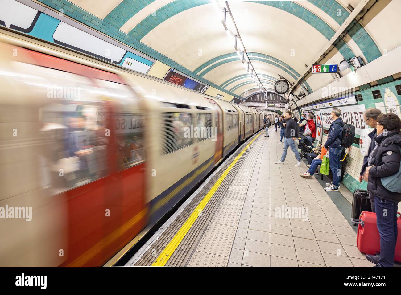 London, Großbritannien - 17. Mai 2023: Langzeitaufnahmen eines Zuges, der an einer U-Bahn-Station am Russell Square ankommt Stockfoto