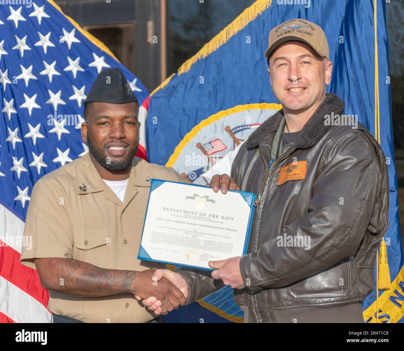 230406-N-MR862-060 LUFTWAFFENSTÜTZPUNKT TINKER, OKLAISCH. (6. April 2023) Kapitän Robert ‚Skillz‘ Majoris, commodore, Strategic Communications Wing (SCW) 1, überreicht den Culinary Specialist 1. Class Brandon Montgomery bei einem Preisverleih am 6. April 2023 mit der Navy and Marine Corps Commendation Medal. SCW-1 ist ein Mieter des Kommandos der Marine-Luftwaffe, der die nationale Sicherheit durch die Abschreckung gegensätzlicher nuklearer Ambitionen gewährleistet. Stockfoto
