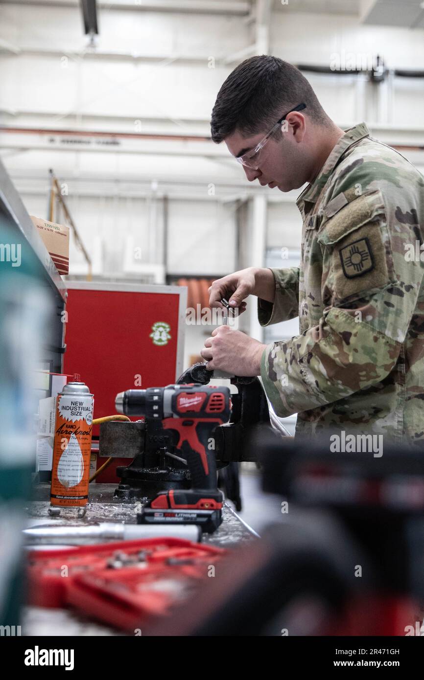 USA Army Staff Sgt. Estevan Garcia, 919. Military Police Company, New Mexico, zapft einen Aluminiumblock während des Multi-StateMechanic of the Year Wettbewerbs in Camp Williams, Utah, 28. März 2023 an. Der Mechanic of the Year Competition, ausgerichtet von der Utah National Guard, beginnt mit dem Equipment Readiness Symposium (ehemals Maintenance Symposium), einer einwöchigen Veranstaltung, die sich auf die Verbesserung von Wartungskenntnissen für Fahrzeuge und Geräte konzentriert. Stockfoto