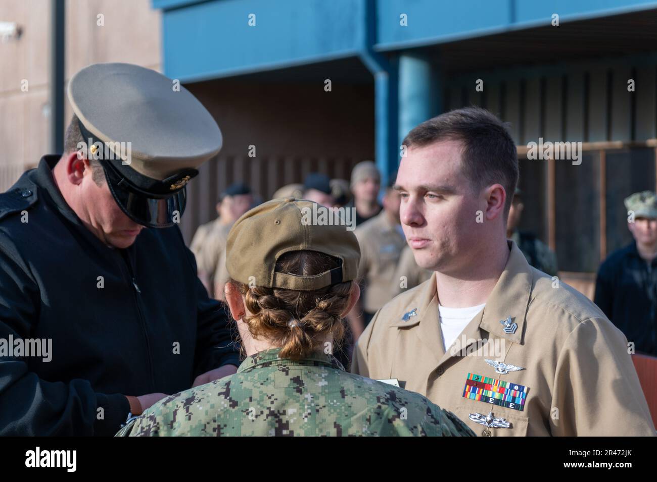 230406-N-MR862-034 LUFTWAFFENSTÜTZPUNKT TINKER, OKLAISCH. (6. April 2023) Operations Specialist Chief Petty Officer Jonathan Ricks und Yeoman Chief Petty Officer Meagan Watkins, zugewiesen zum Strategic Communications Wing (SCW) 1, Kittel Personalspezialist 2. Class Ryan Weeks, in den Rang der Petty Officer 1. Klasse in einem Preisverleihungsquartal am 6. April 2023. SCW-1 ist ein Mieter des Kommandos der Marine-Luftwaffe, der durch Abschreckung gegen gegensätzliche nukleare Ambitionen die nationale Sicherheit gewährleistet. Stockfoto