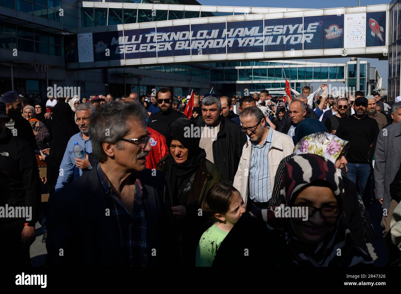 Leute, die den Rallye-Bereich betreten haben. Berichten zufolge versammelten sich 1,7 Millionen Menschen für die Wahlkundgebung der Partei für Gerechtigkeit und Entwicklung (AKP Adalet ve Kalkinma Partisi) im Garten des Flughafens Atatürk in Istanbul. Am 14. Mai finden in der Türkei Präsidentschafts- und Parlamentswahlen statt. Konservative und religiöse Anhänger der AKP-Partei und ihrer Verbündeten (Partei der nationalistischen Bewegung - MHP, Partei der freien Sache - HÜDA-PAR, Neue Wohlfahrtspartei - YRF) wurden bei der Veranstaltung in Anwesenheit des derzeitigen Präsidenten und Präsidentschaftskandidaten für die AKP, Recep Tayyip Erdogan, gesehen. (Foto von Stockfoto