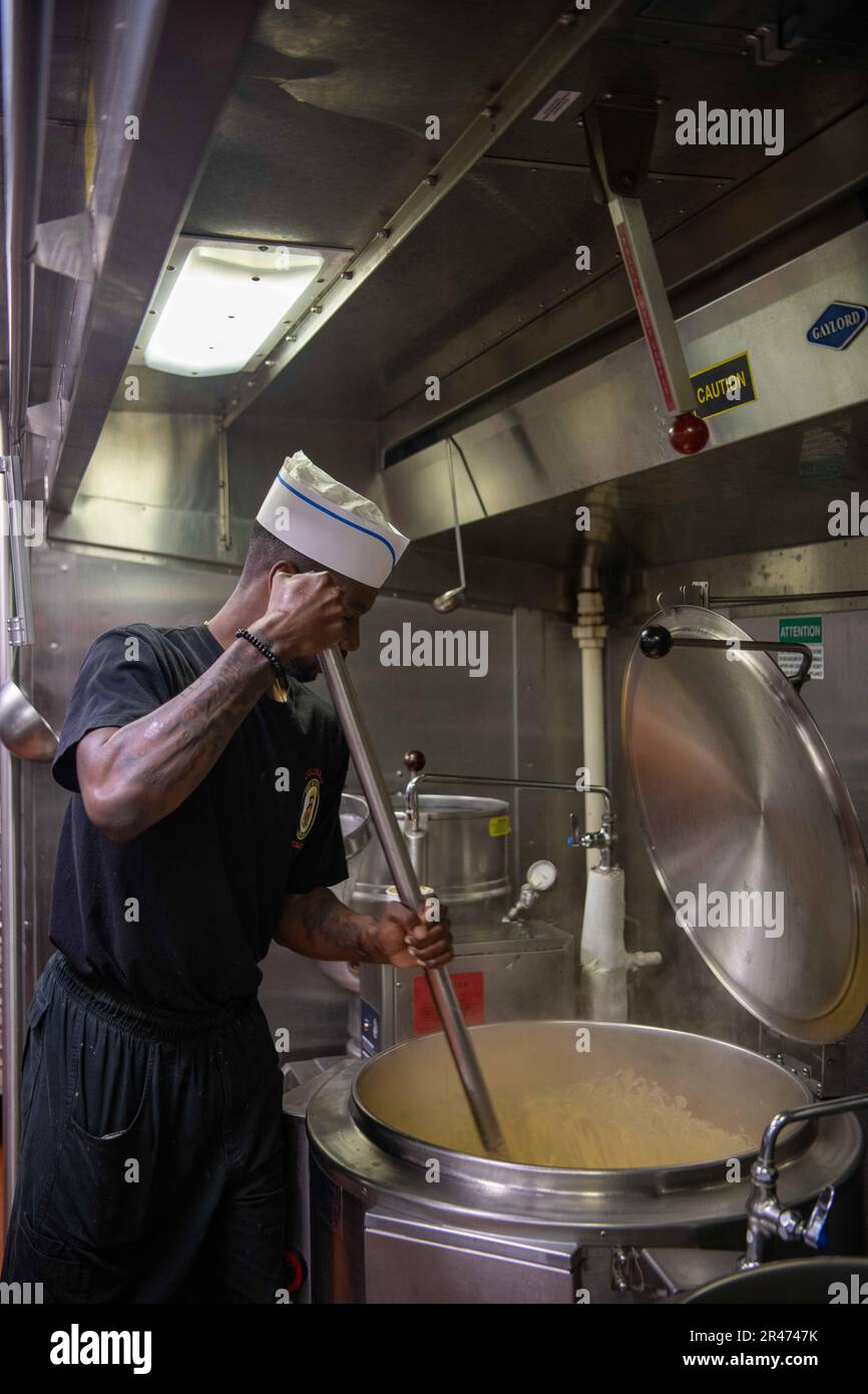 230324-N-MG537-3066 ATLANTISCHER OZEAN (24. März 2023) Kochspezialist Javeon Thomas bereitet Makkaroni und Käse für das Abendessen an Bord des Arleigh Burke-Klasse-geführten Raketenzerstörers USS Bulkeley (DDG 84), 23. März 2023, zu. Bulkeley ist routinemäßig in den USA tätig Marinestreitkräfte in Europa und Afrika Einsatzgebiet, angestellt von den USA Sechste Flotte, die die Interessen der USA, Allied und Partner verteidigt. Stockfoto