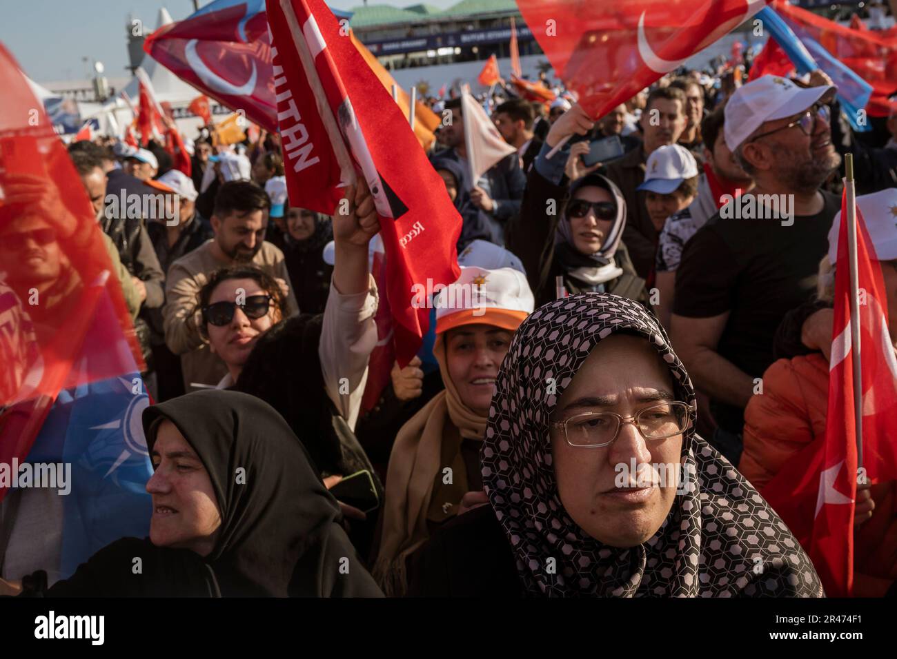 7. Mai 2023, Istanbul, Türkei: Frauen mit Flaggen, die bei der Kundgebung in der Öffentlichkeit gesehen wurden. Berichten zufolge versammelten sich 1,7 Millionen Menschen für die Wahlkundgebung der Partei für Gerechtigkeit und Entwicklung (AKP Adalet ve Kalkinma Partisi) im Garten des Flughafens Atatürk in Istanbul. Am 14. Mai finden in der Türkei Präsidentschafts- und Parlamentswahlen statt. Konservative und religiöse Anhänger der AKP-Partei und ihrer Verbündeten (Nationalist Movement Party - MHP Party, The Free Cause Party - HÃœDA-PAR, New Welfare Party - YRF) wurden bei der Veranstaltung in Anwesenheit des derzeitigen Präsidenten und der Präsidentschaftskanone gesehen Stockfoto