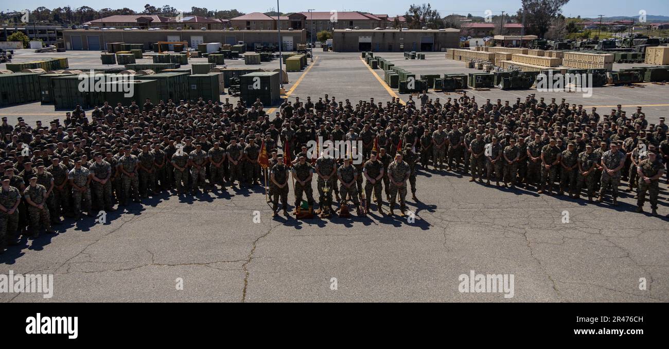 USA Marines mit 7. Ingenieurstützbattalion, 1. Marine Logistics Group, I Marine Expeditionary Force, posieren für ein Gruppenfoto während einer Preisverleihung in Camp Pendleton, Kalifornien, 5. März 2023. Der befehlshabende General wählte das 7. Ingenieurstützbataillon auf der Grundlage eines ganzheitlichen Konzepts der Bereitschaft aus, das die leicht messbaren Aspekte der Bereitschaft von Einzelpersonen, Ausrüstung und Ausbildung umfasst. Aber es umfasst auch die weniger messbaren Aspekte, die die Kampfeffektivität einer Einheit vervielfachen, wie Zusammenhalt, Korps-Esprit, Vertrauen in der Befehlskette und individuelle Disziplin und Int Stockfoto