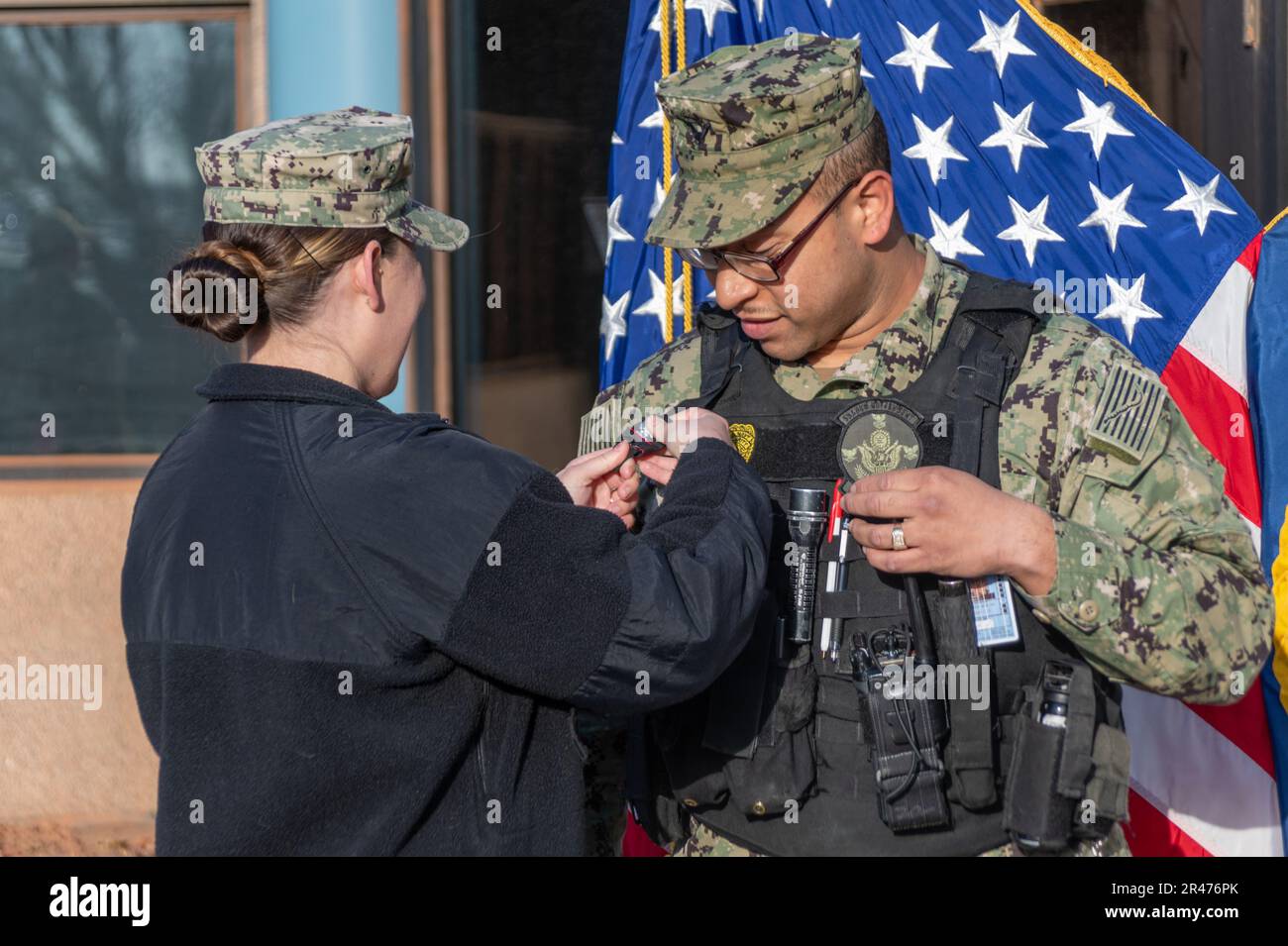 230406-N-MR862-054 LUFTWAFFENSTÜTZPUNKT TINKER, OKLAISCH. (6. April 2023) Master-at-Arms 2. Klasse Michele Deckys, zugewiesen in Strategic Communications Wing (SCW) 1, Kittel Master-at-Arms Seaman Heriberto Hernandez in den Rang der Petty Officer 3. Klasse bei einem Preisverleihungsquartal am 6. April 2023. SCW-1 ist ein Mieter des Kommandos der Marine-Luftwaffe, der die nationale Sicherheit durch die Abschreckung gegensätzlicher nuklearer Ambitionen gewährleistet. Stockfoto