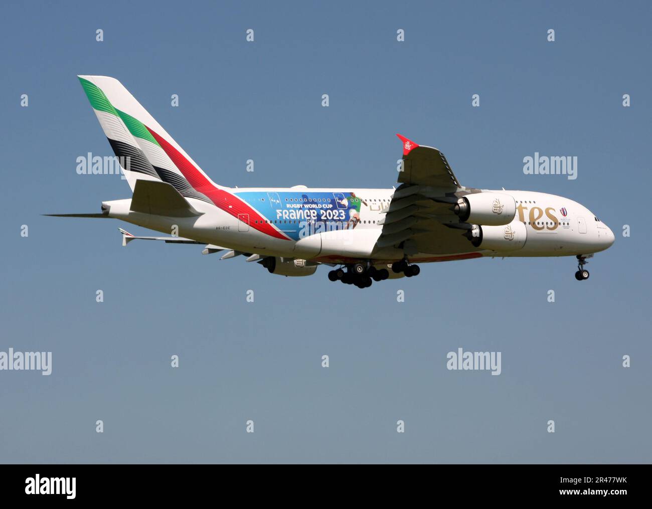 Ein Emirates Airbus A380, der für die Rugby-Weltmeisterschaft 2023 in Frankreich wirbt und sich dem Flughafen London Gatwick nähert Stockfoto