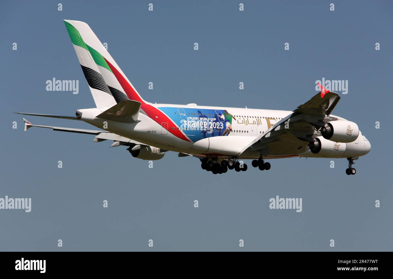 Ein Emirates Airbus A380, der für die Rugby-Weltmeisterschaft 2023 in Frankreich wirbt und sich dem Flughafen London Gatwick nähert Stockfoto