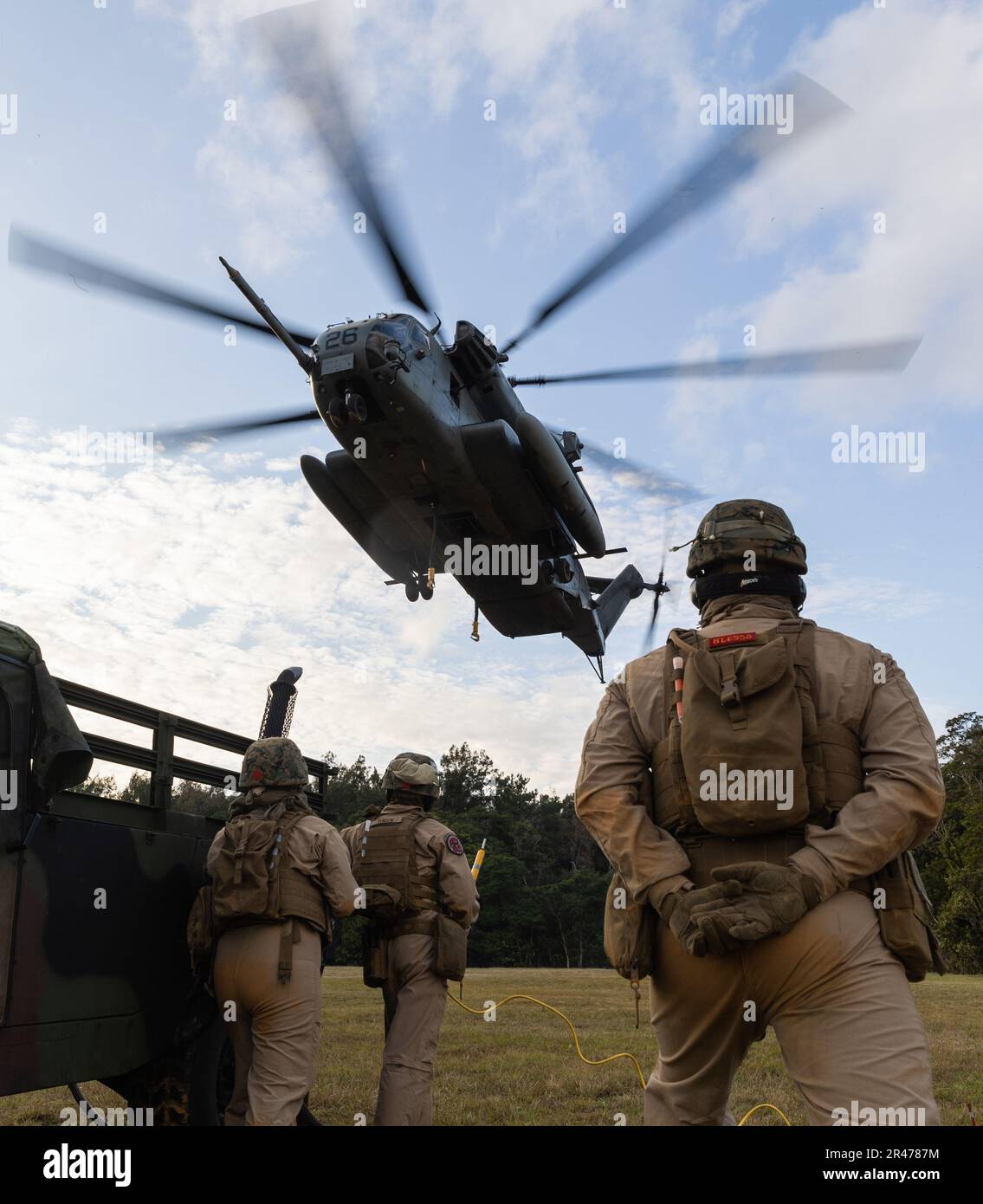 USA Marines, die dem 3. Landungsstützungsbataillon zugewiesen sind, bereiten sich auf einen externen Aufzug während einer integrierten Übungsübung mit in Camp Hansen, Okinawa, Japan, am 26. Januar 2023 vor. Marine Light Attack Helicopter Squadron (HMLA) 267 und HMH 465 führten integrierte Schulungen als Machbarkeitsnachweis für zukünftige verteilte Einsätze durch. Stockfoto