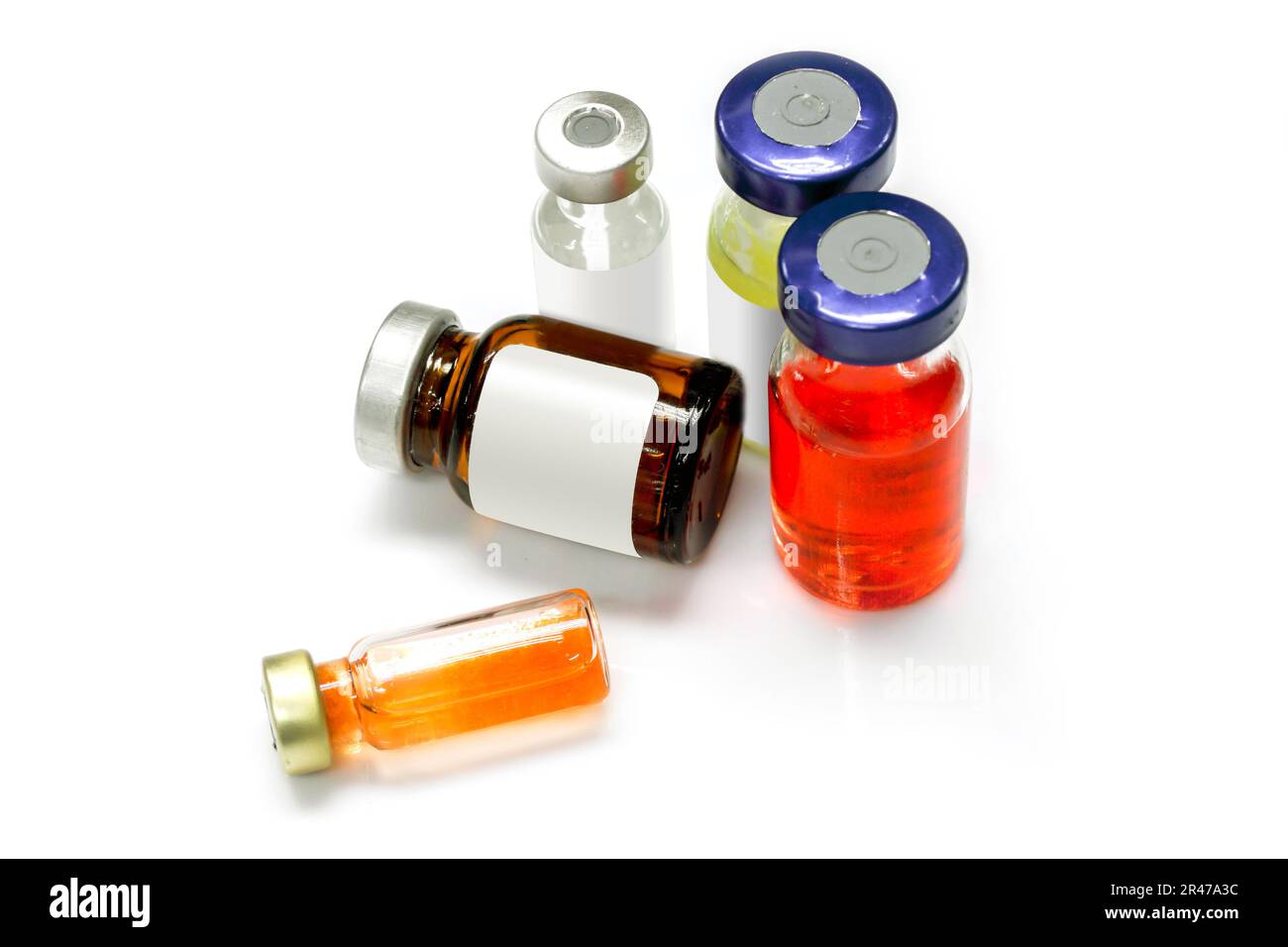 Vakzine und Injektionen von Arzneistoffen in Fläschchen verschiedener Grössen, isoliert vor weißem Hintergrund. Stockfoto
