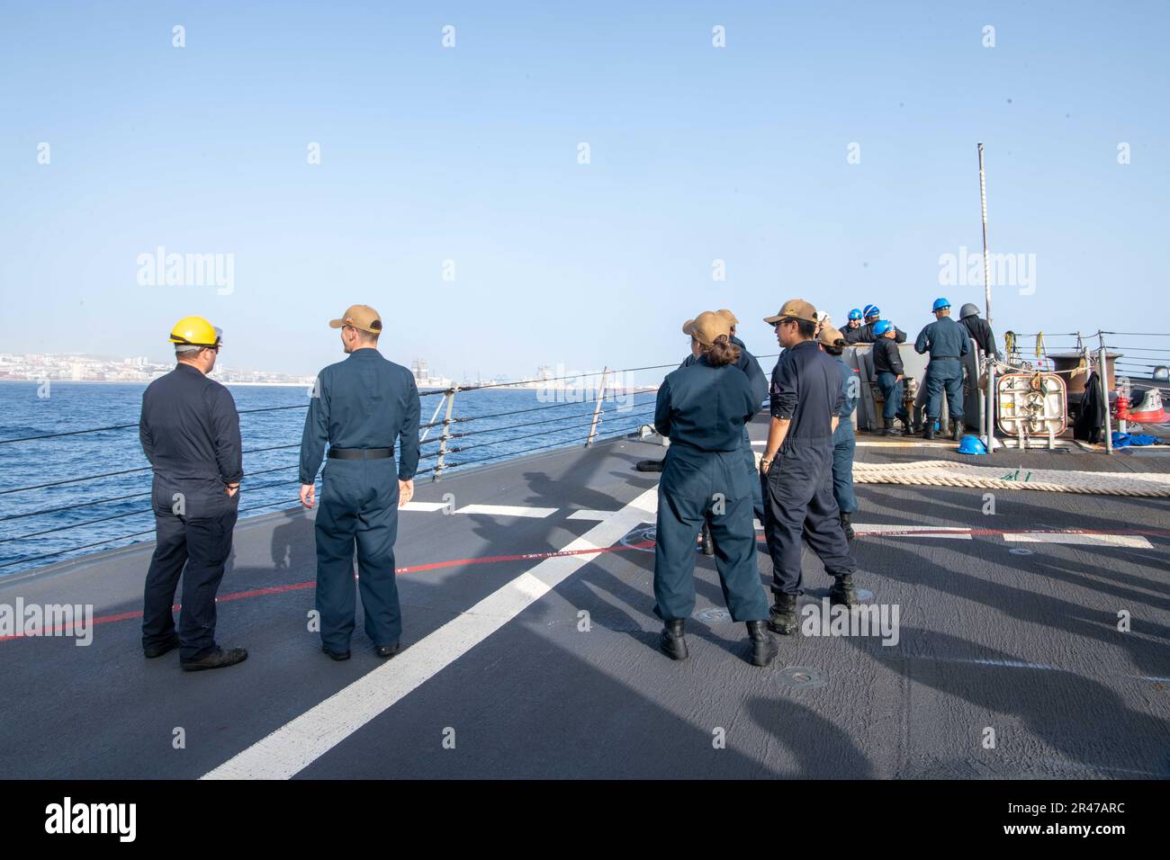 230325-N-MG537-1004 LAS PALMAS, SPANIEN (25. März 2023) Seeleute an Bord des Arleigh Burke-Klasse-geführten Raketenzerstörers USS Bulkeley (DDG 84) Sehen Sie sich die Küste von Las Palmas an, Spanien, 25. März 2023. Bulkeley ist routinemäßig in den USA tätig Marinestreitkräfte in Europa und Afrika Einsatzgebiet, angestellt von den USA Sechste Flotte, die die Interessen der USA, Allied und Partner verteidigt. Stockfoto