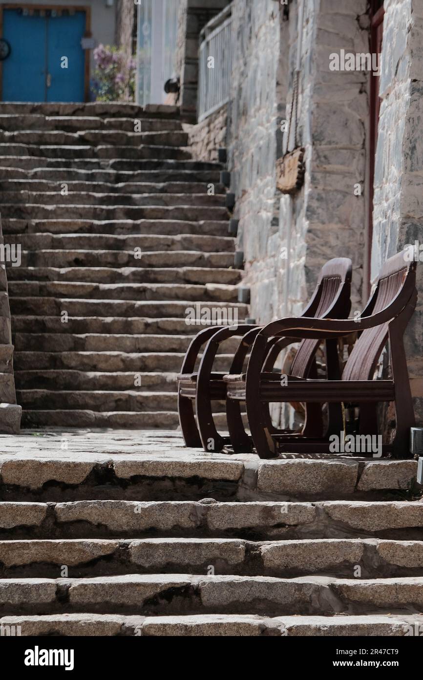 Zwei alte Plastikstühle auf der Treppe an einem sonnigen Tag Stockfoto