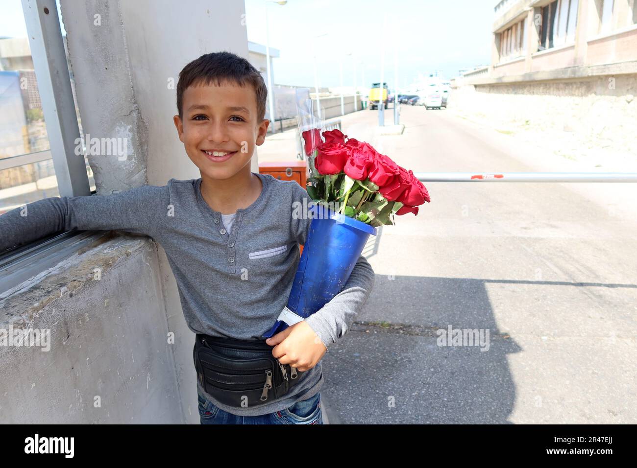 Beirut, Libanon. 26. Mai 2023. Syrisches Kind verkauft Rosen am Eingang der Zaitunay Bay, dem Luxusjachthafen an der Strandpromenade von Beirut, Libanon, Mai 26 2023. (Foto: Elisa Gestri/SIPA USA) Kredit: SIPA USA/Alamy Live News Stockfoto