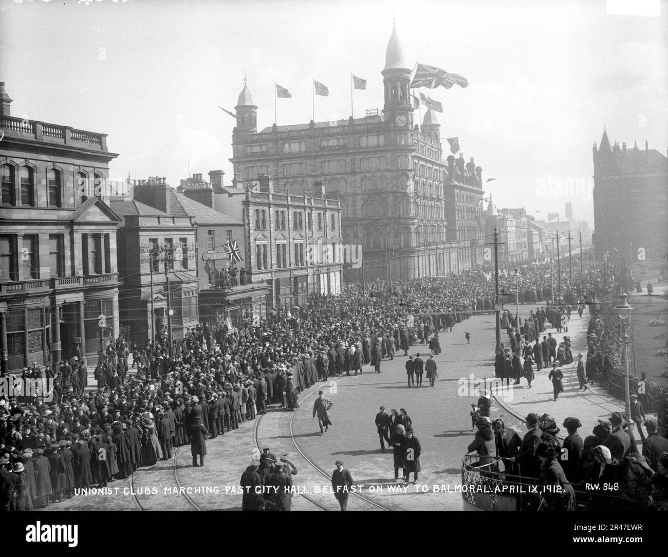 Unionistische Clubs marschieren Donegall Square North, Belfast, 9. April 1912 Stockfoto