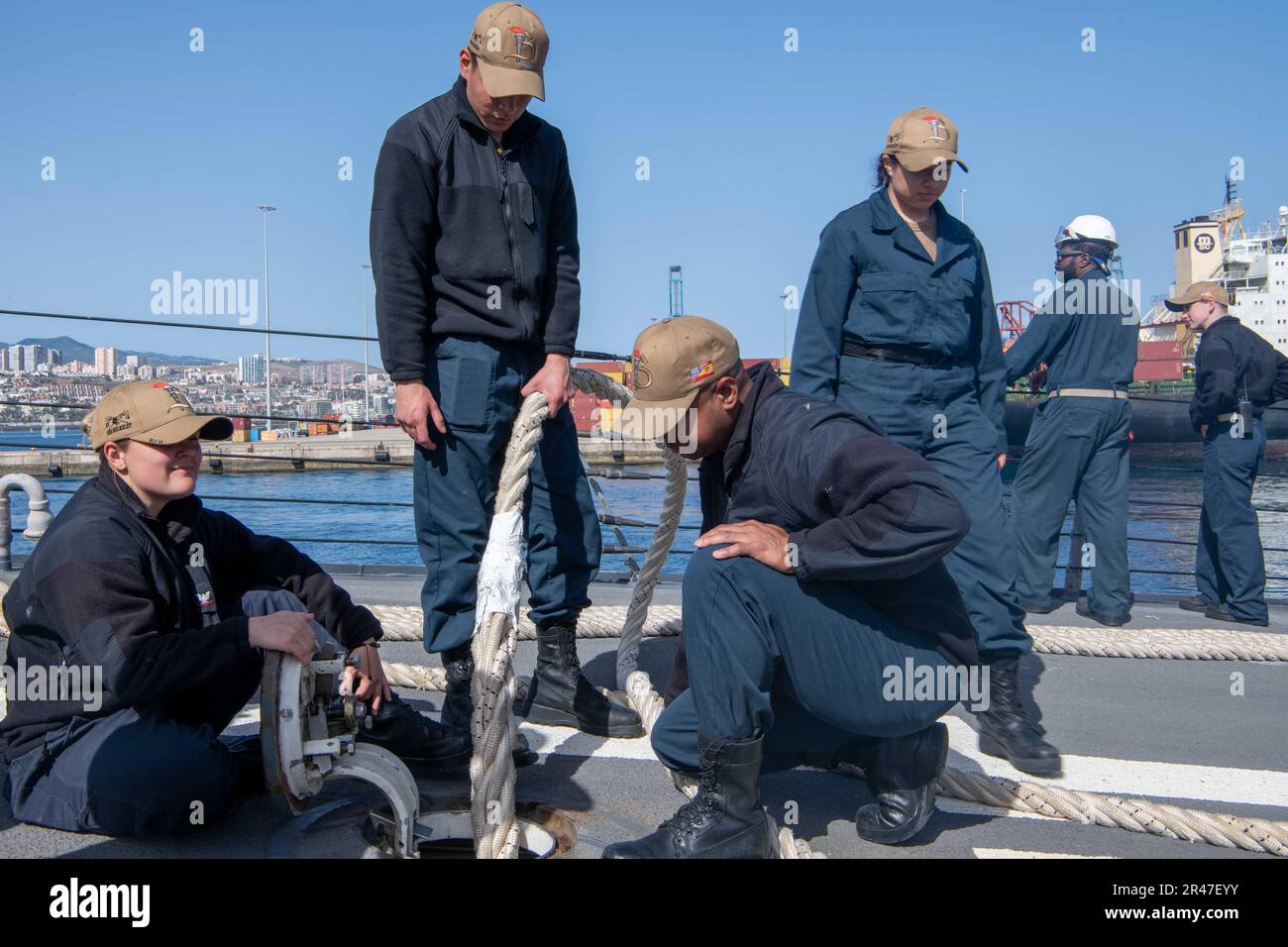 230326-N-MG537-1044 LAS PALMAS, SPANIEN (26. März 2023) Seeleute an Bord des Arleigh Burke-Klasse-geführten Raketenzerstörers USS Bulkeley (DDG 84) verstauen beim Verlassen von Las Palmas, Spanien, am 26. März 2023 Anlegestellen. Bulkeley ist routinemäßig in den USA tätig Marinestreitkräfte in Europa und Afrika Einsatzgebiet, angestellt von den USA Sechste Flotte, die die Interessen der USA, Allied und Partner verteidigt. Stockfoto