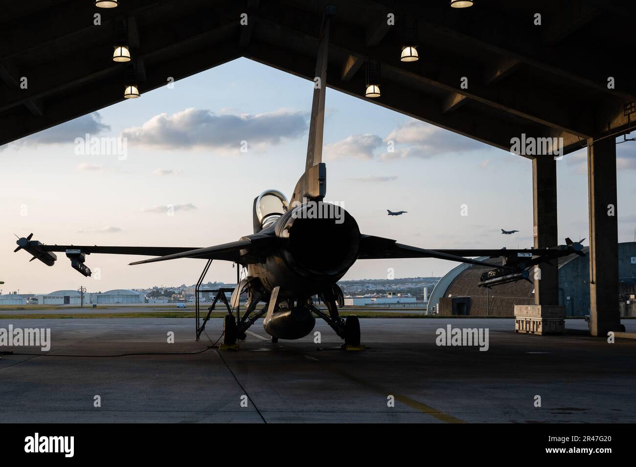 EIN US-AMERIKANISCHER Air Force F-16 Fighting Falcon, dem 52. Kampfflugflügel zugewiesen, parkt auf der Fluglinie am Kadena Air Base, Japan, 6. März 2023. Der F-16 Fighting Falcon ist ein kompaktes, multifunktionales Kampfflugzeug, das sich in der Luft-Luft-Schlacht und im Luft-zu-Boden-Angriff bewährt hat. Stockfoto