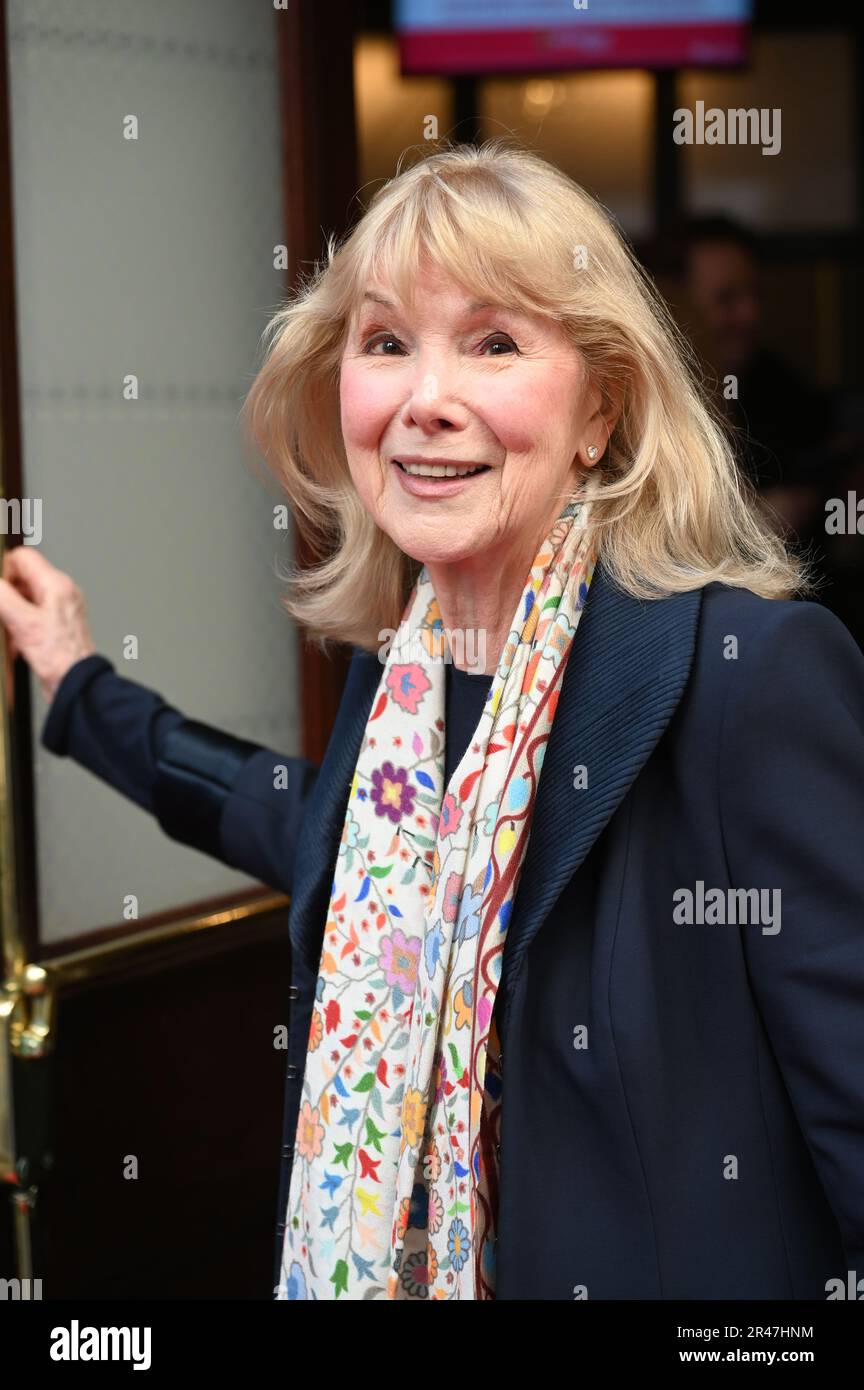 London, Großbritannien. 26. Mai 2023. Susan Hampshire ist eine britische Schauspielerin bei Press Night of ROSE mit Maureen Lipman. Die preisgekrönte, hochgelobte Aufführung von Martin Shermans ROSE geht diesen Sommer ins West End und spielt ab Dienstag, den 23. Mai, im Ambassadors Theatre, West Street, London, UK, für 28 Aufführungen. Kredit: Siehe Li/Picture Capital/Alamy Live News Stockfoto