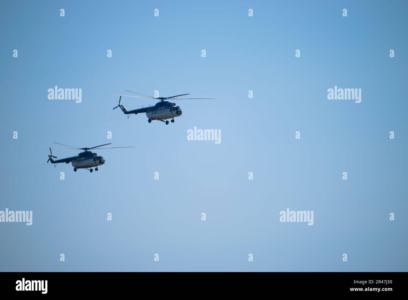 Zwei Militärhubschrauber im Flug Stockfoto