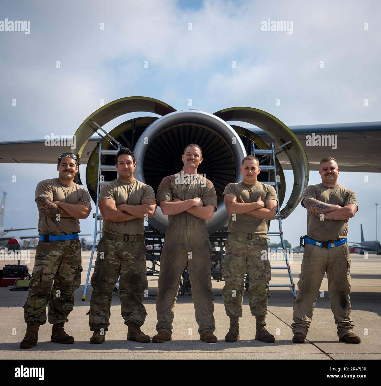 Flugzeugantriebstechniker mit dem 6. Aircraft Maintenance Squadron stehen in der Nähe eines KC-135 Stratotankers, nachdem sie einen seiner Triebwerke am MacDill Air Force Base, Florida, am 28. März 2023 ausgetauscht hatten. Nach mehr als 17.000 Betriebsstunden stellte der 6. AMXS fest, dass der 1990er-Motor überholt werden musste, um die Sicherheit zu gewährleisten und die Einsatzbereitschaft aufrechtzuerhalten. Stockfoto