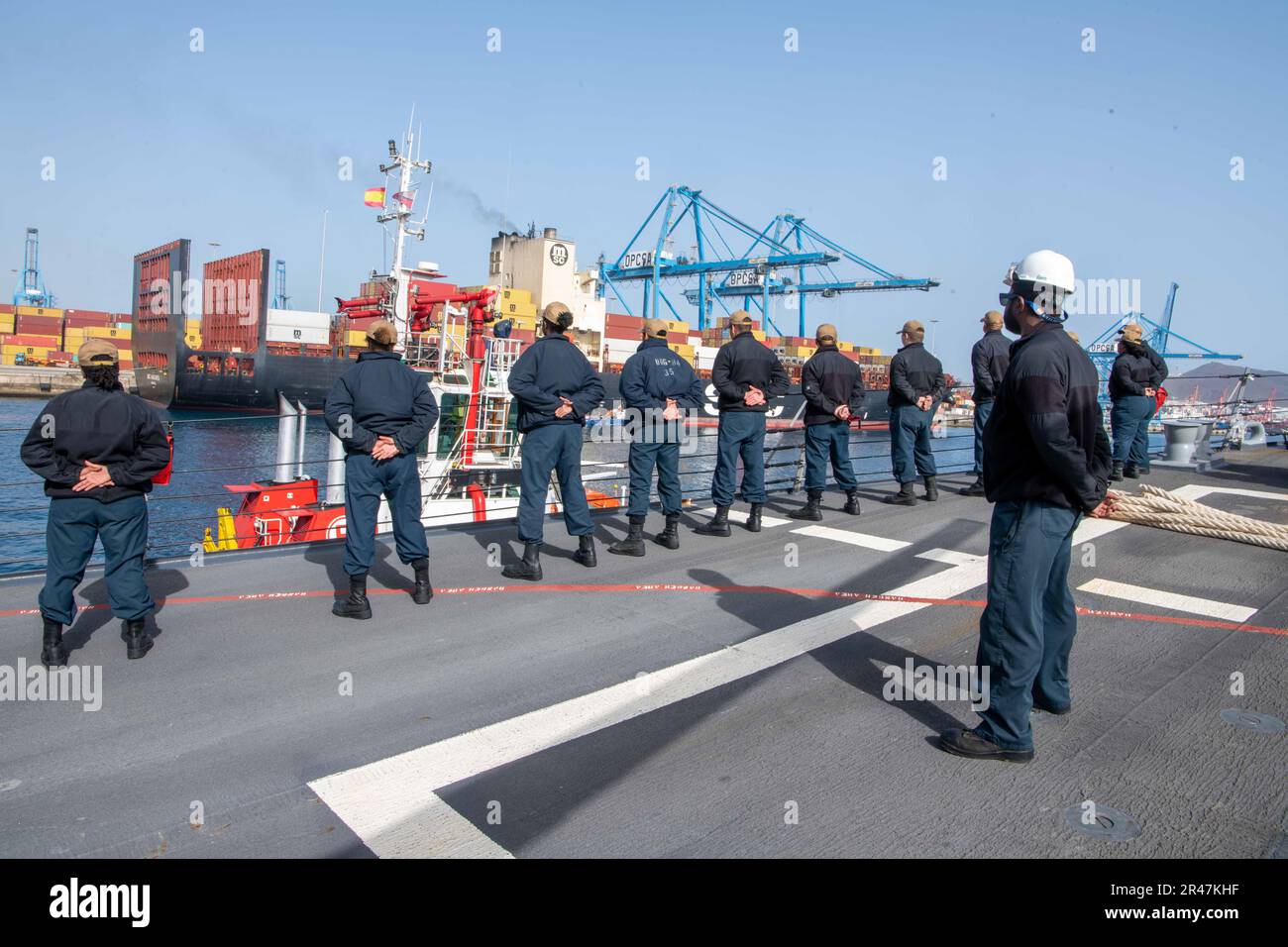 230325-N-MG537-1018 LAS PALMAS, SPANIEN (25. März 2023) Seeleute an Bord des Arleigh Burke-Klasse-geführten Raketenzerstörers USS Bulkeley (DDG 84) bewachen die Schienen beim Einfahren in Las Palmas, Spanien, 25. März 2023. Bulkeley ist routinemäßig in den USA tätig Marinestreitkräfte in Europa und Afrika Einsatzgebiet, angestellt von den USA Sechste Flotte, die die Interessen der USA, Allied und Partner verteidigt. Stockfoto