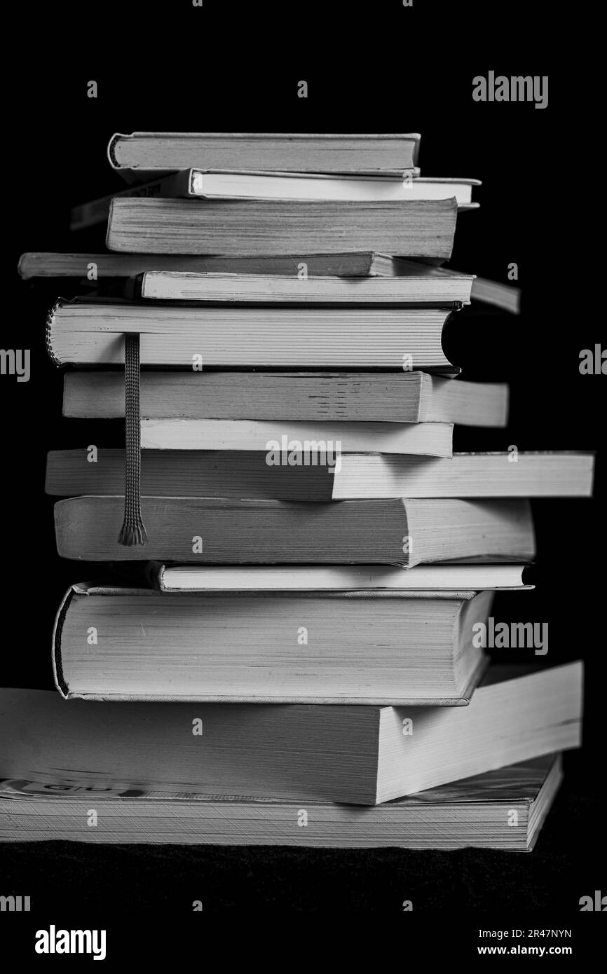 Ein Stapel Bücher isoliert auf schwarzem Hintergrund. Stockfoto