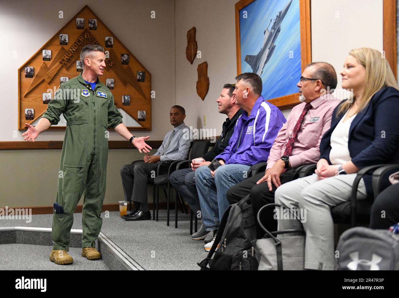 USA Air Force Oberst Keegan McLeese, Vizekommandeur des 56. Kampfflügels, spricht während der West Valley Educators Immersion Tour, 31. März 2023, Luftwaffenstützpunkt Luke, Arizona, mit Lehrkräften des West Valley. Touren wie diese sollen Gelegenheiten zum Aufbau von Gemeindepartnerschaften bieten und zu einem besseren Wissen der Öffentlichkeit über Basisoperationen beitragen. Stockfoto