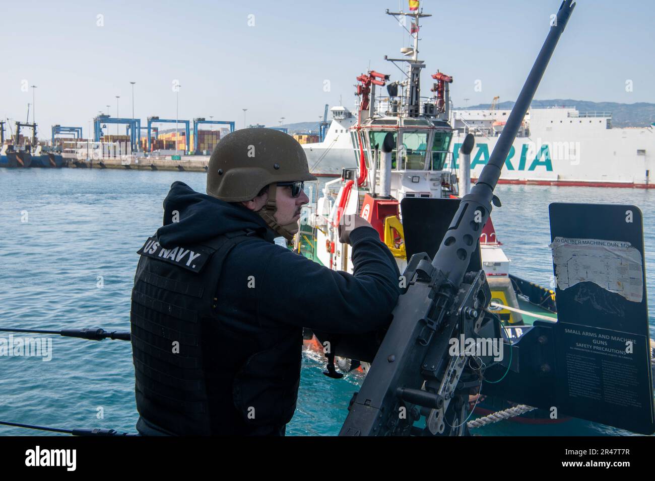 230326-N-MG537-1030 LAS PALMAS, SPANIEN (26. März 2023) Feuerwehrmann zweiter Klasse Michael Slifko steht an Bord des Arleigh Burke-Klasse-Raketenzerstörers USS Bulkeley (DDG 84) beim Verlassen von Las Palmas, Spanien, 26. März 2023. Bulkeley ist routinemäßig in den USA tätig Marinestreitkräfte in Europa und Afrika Einsatzgebiet, angestellt von den USA Sechste Flotte, die die Interessen der USA, Allied und Partner verteidigt. Stockfoto