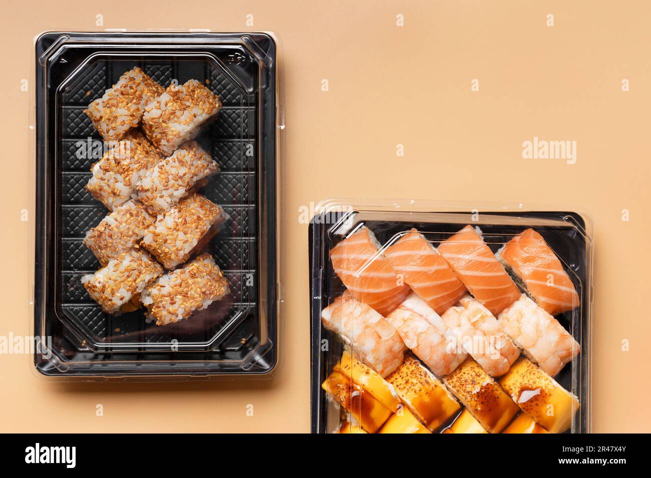 Sushi-Brötchen in Plastikpackungen zum Mitnehmen auf hellem Hintergrund, Draufsicht. Abgabe von Sushi in einem Kunststoffbehälter Stockfoto