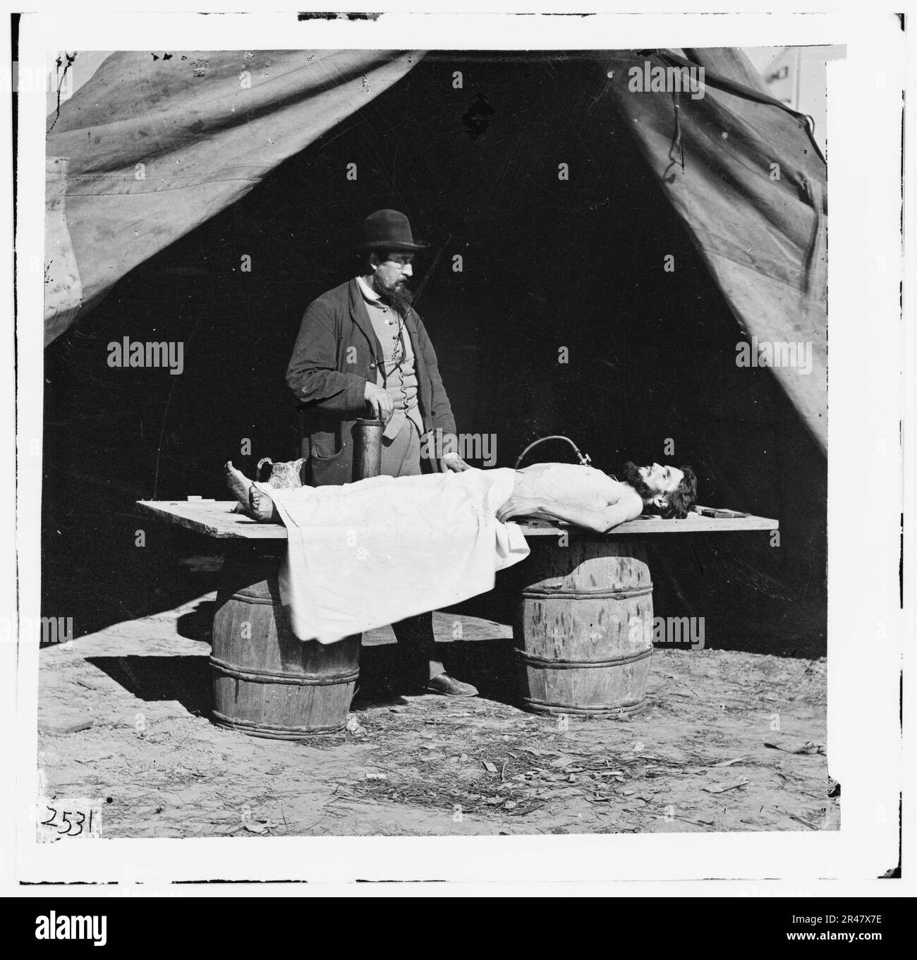 Unbekannter Ort. Einbalsamierung Chirurgen bei der Arbeit auf der Soldat Körper Stockfoto