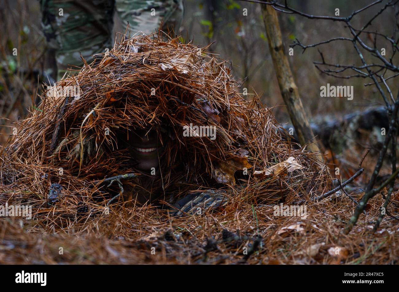 EIN USAMERIKANISCHER Army Soldier, mit der Aufklärungs und Sniper