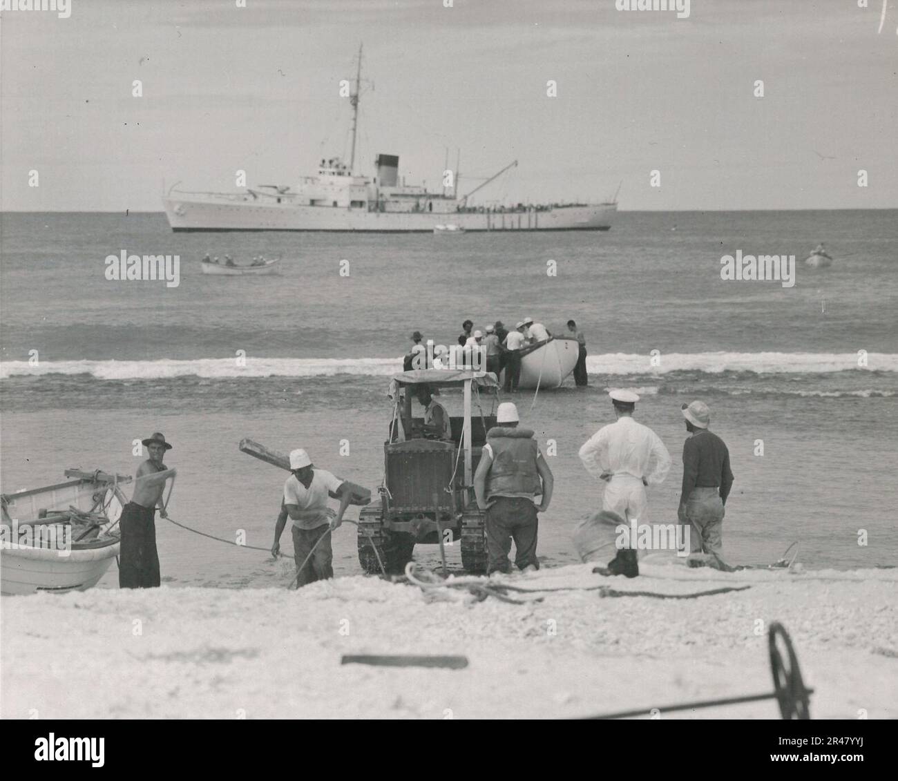 Das Boot wird auf Howland Island entladen Stockfoto