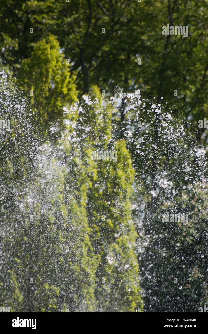 Wasser aus einem Springbrunnen, das in die Luft spritzt Stockfoto