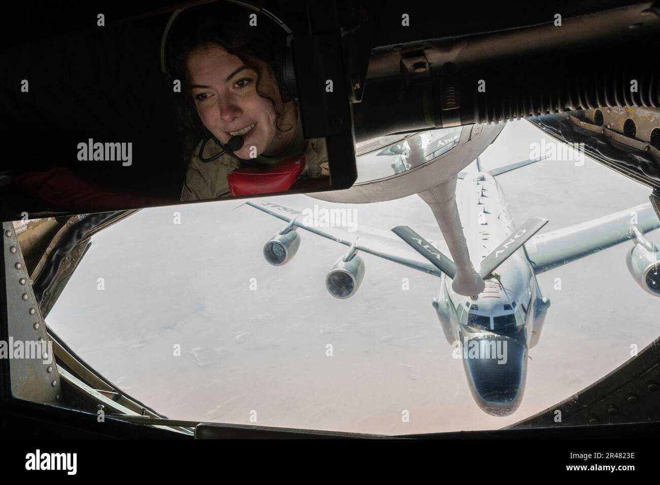 USA Air Force Tech. Sgt. Sadie Jurado, 91. Expeditionary Air Tanken Squadron KC-135 Stratotanker Aerial Tanken Specialist, betreibt eine RC-135V/W NIETVERBINDUNG, die dem 379. Air Expeditionary Wing während einer Übung von Juniper Oak in den USA zugewiesen wurde Verantwortungsbereich des Zentralkommandos, 25. Januar 2023. Juniper Oak ist eine groß angelegte bilaterale Übung zur Verbesserung der Interoperabilität zwischen US-amerikanischen und israelischen Streitkräften, die zur regionalen Sicherheit beitragen. Stockfoto