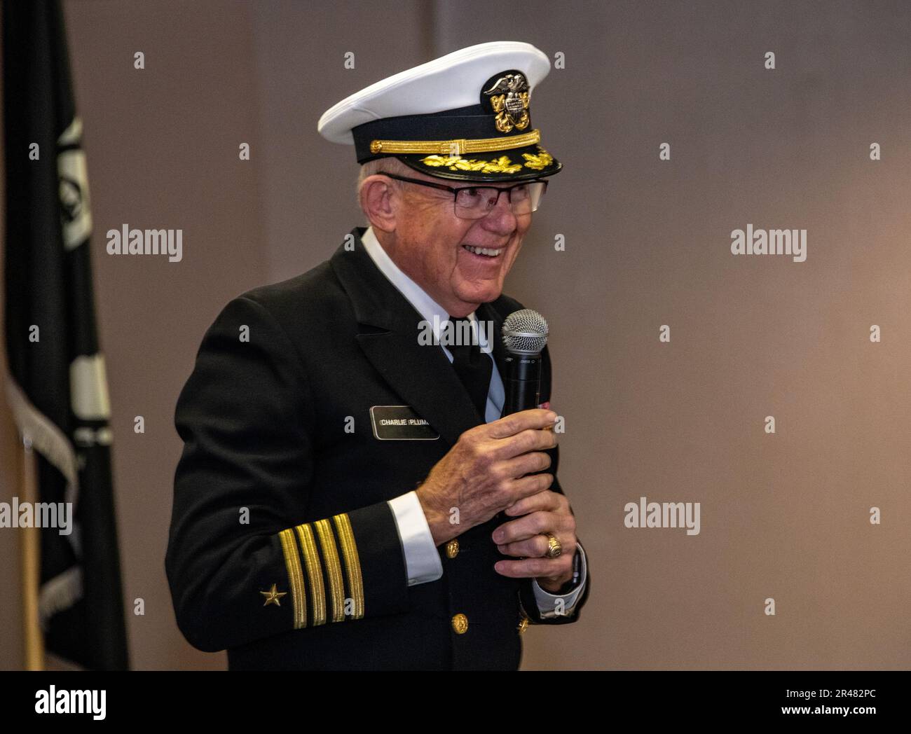 US-Rentner Marinekapitän Charlie Plumb, Pilot und ehemaliger amerikanischer Kriegsgefangener, spricht während der Umbenennung des Passagierterminals und der Zeremonie zur Einweihung von Fluglinienmarkierungen am Luftwaffenstützpunkt Travis, Kalifornien, am 31. März 2023. Die Veranstaltung war Teil des 50. Jahrestags der Operation Homecoming zur Ehrung und Feier amerikanischer Kriegsgefangener, die 1973 aus Vietnam zurückkehrten. Stockfoto