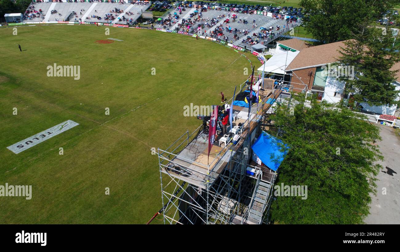 Eine Luftaufnahme eines Cricketspiels während eines laufenden Spiels Stockfoto