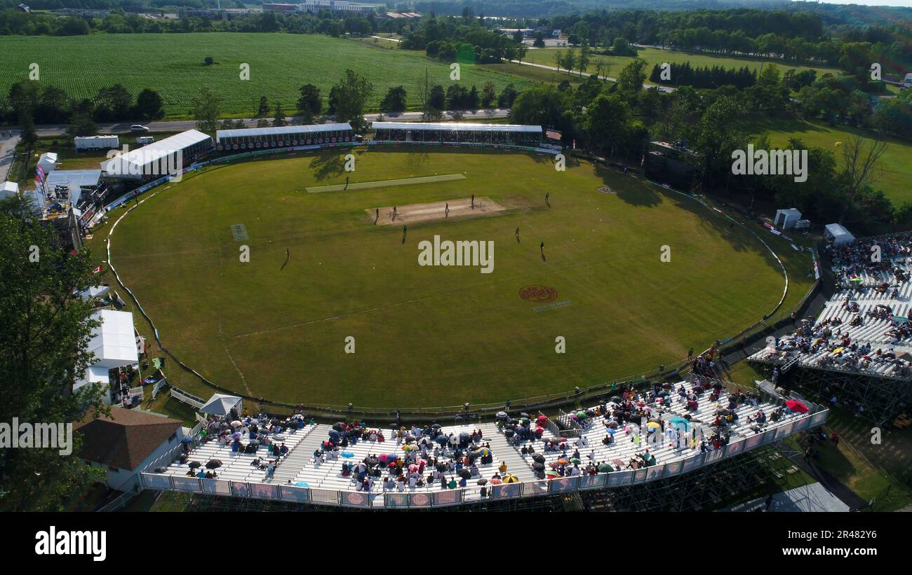 Eine Luftaufnahme eines Cricketspiels während eines laufenden Spiels Stockfoto