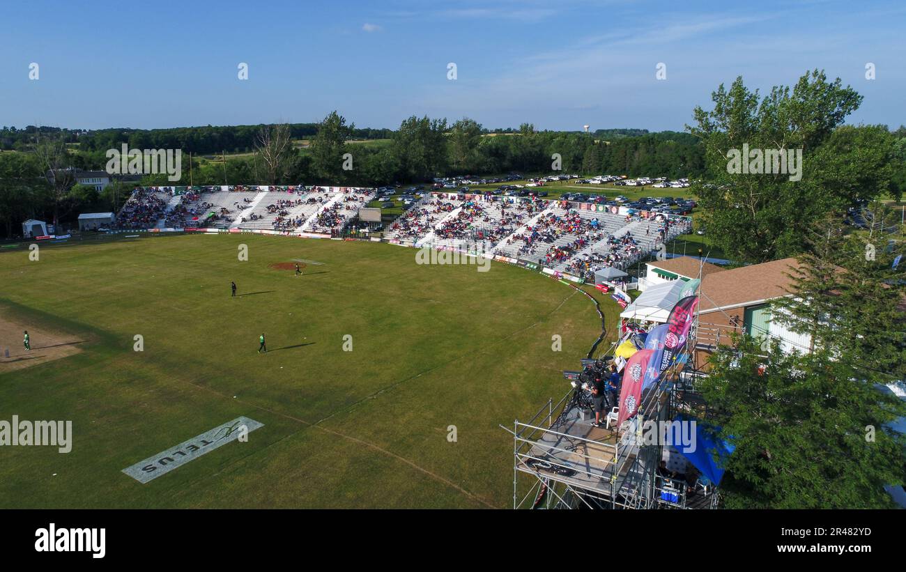 Eine Luftaufnahme eines Cricketspiels während eines laufenden Spiels Stockfoto