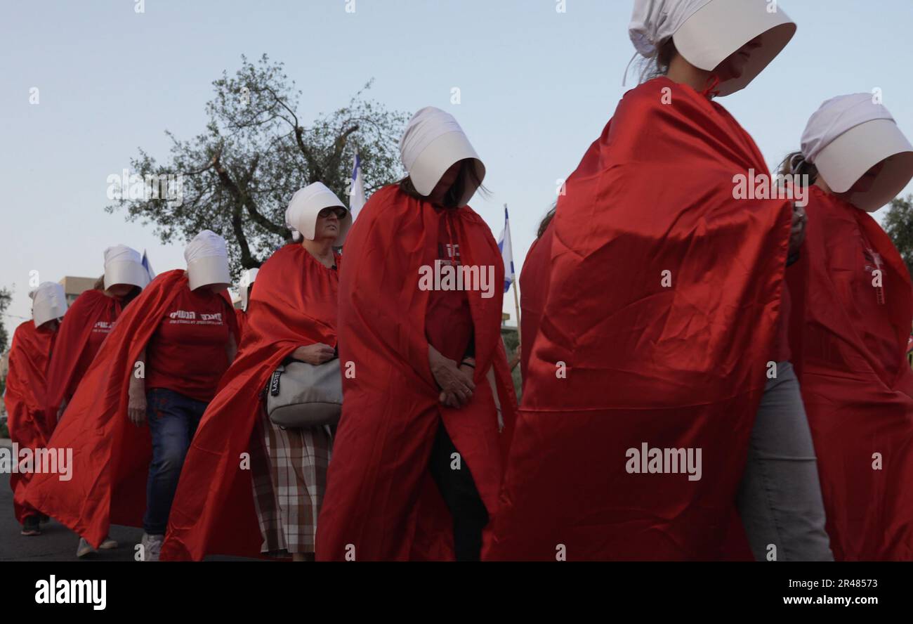 Regierungsfeindliche Demonstranten in langen roten Kleidern und weißen Kopfbedeckungen, wie die Magdinnen im Roman Margaret Atwood "das Magazin der Magd", marschierten während einer Demonstration gegen den Staatshaushalt der Regierung vor dem israelischen parlament der Knesset am 23. Mai 2023 in Jerusalem, Israel. Das israelische parlament stimmt heute Abend über die Annahme des Haushalts ab, der laut Kritikern den ultraorthodoxen Gemeinschaften und der Siedlerbewegung zugute kommt und gleichzeitig die israelische Mittelschicht benachteiligt. Stockfoto