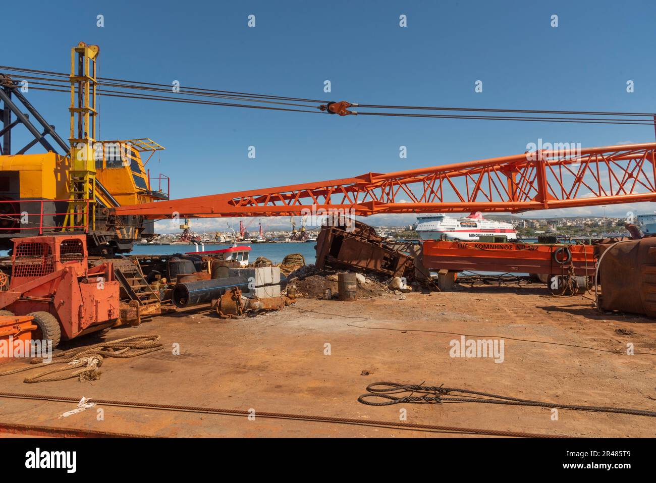 Heraklion, Kreta, Griechenland. 2023. Großes Kranschiff mit einem Kran an an Deck neben dem Hafen. Stockfoto