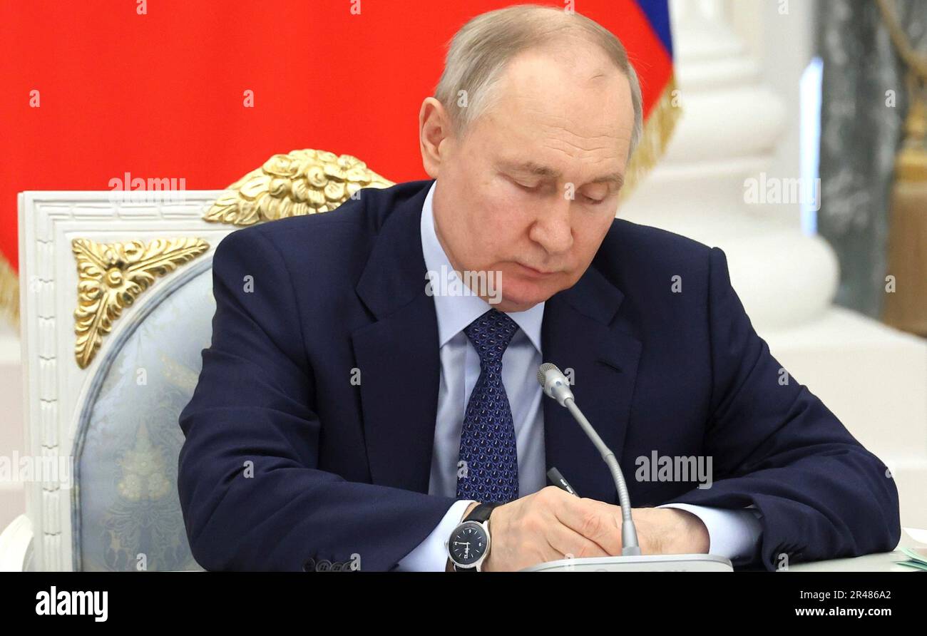 Moskau, Russland. 26. Mai 2023. Der russische Präsident Wladimir Putin trifft sich während des Unternehmertages in der Katharinenhalle des Kremls am 26. Mai 2023 in Moskau, Russland, mit dem All Russia Business Association Delovaya Rossiya. Kredit: Mikhail Klimentyev/Kremlin Pool/Alamy Live News Stockfoto