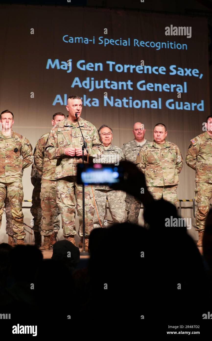 Generalmajor Torrence Saxe, Adjutant General der Alaska National Guard und commissioner of the Department of Military and Veterans Affairs, spricht mit den Teilnehmern des Cama-i Dance Festivals während einer besonderen Anerkennungsveranstaltung an der Bethel Regional High School in Bethel, Alaska, am 25. März 2023. Etwa 20 Mitglieder der Alaska National Guard und der Alaska State Defense Force nahmen an der Feier Teil, bei der sie von Festivalveranstalveranstaltern geehrt wurden. Stockfoto