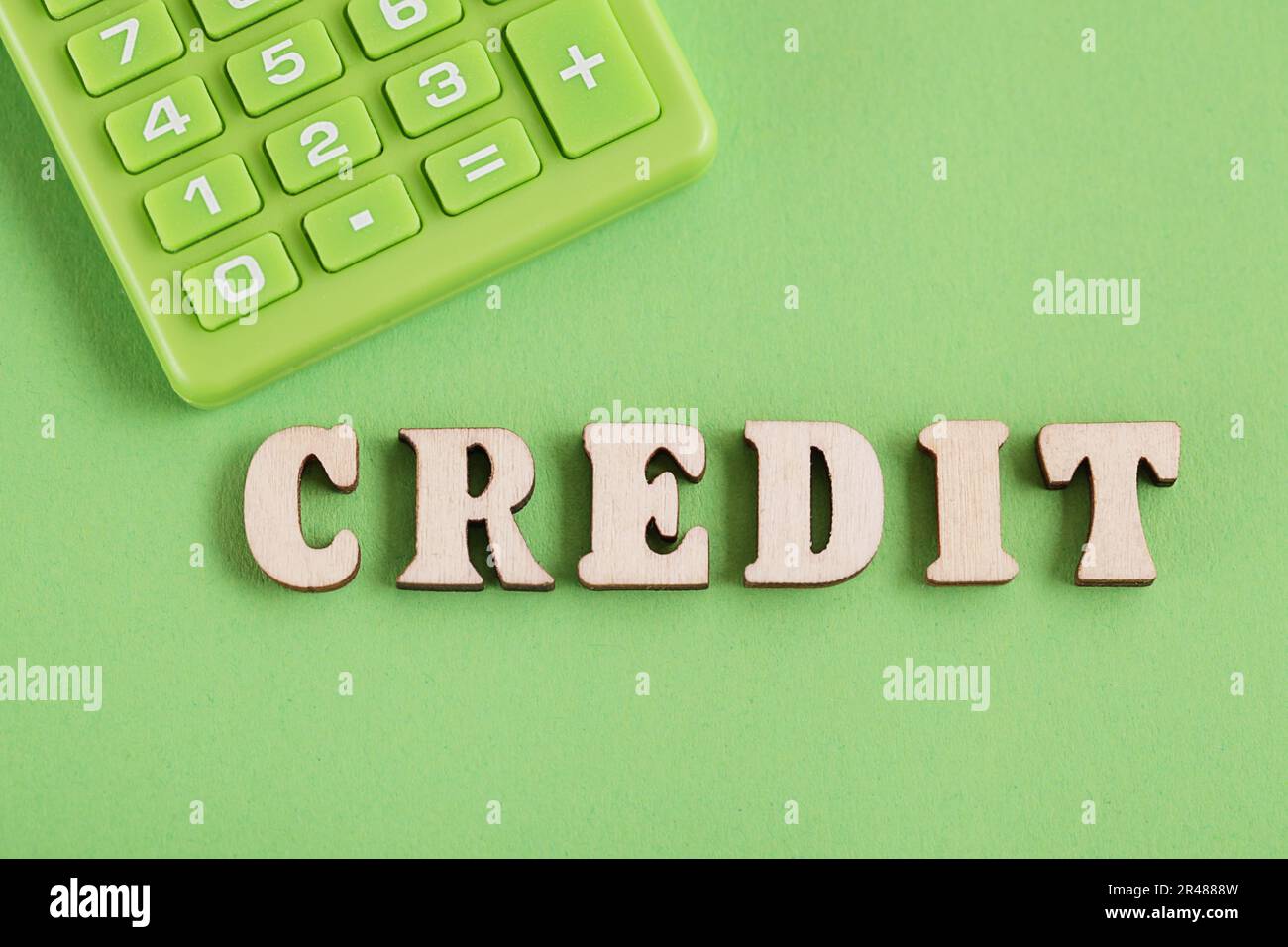 Grüner Taschenrechner, Kredit auf grünem Hintergrund. Green Credit Stockfoto