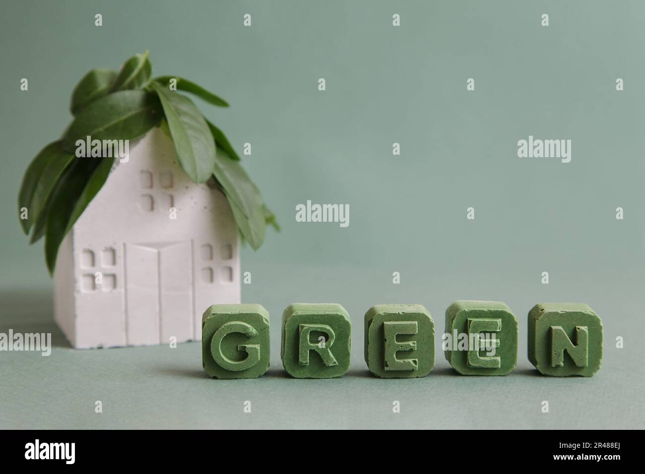 Grüne Haus-Natur-Ökologie-Architektur auf weißem Hintergrund Stockfoto