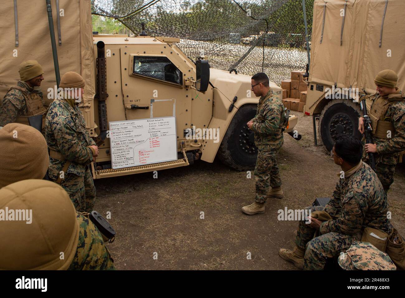 USA Marine Corps Sgt. Christian Gutierrez mit 8. Kommunikationsbataillon (8. Comm), II Marine Expeditionary Force (MEF) Information Group, unterrichtet eine Klasse darüber, wie man einen angemessenen 9-zeiligen Bericht während einer Probeübung (MRX) an Bord des Marine Corps Base Camp Lejeune, North Carolina, am 23. März 2023 versendet. MRX bietet die Gelegenheit, die Fähigkeit der 26.-Marineexpeditionseinheit zur Erfüllung besonderer individueller und kollektiver Aufgaben zu Schulen und zu bewerten und ihre Fähigkeit zu bewerten, zugewiesene missionswichtige Aufgaben wahrzunehmen, um diese Truppen auf einen weltweiten Einsatz zur Unterstützung der Geogra vorzubereiten Stockfoto